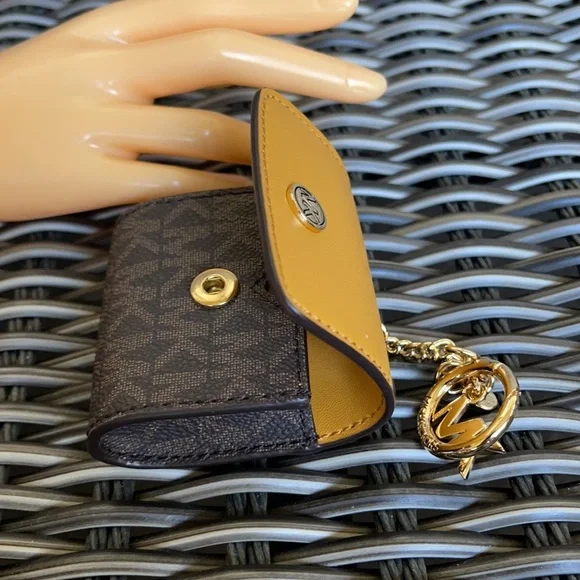 Michael Kors Jet Set Travel AirPod Case - Picture 9 of 16